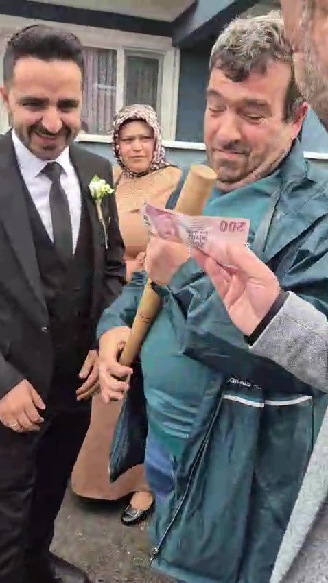 Damadın arkadaşı, sopayla gelin arabasının önünü kesip bahşiş aldı