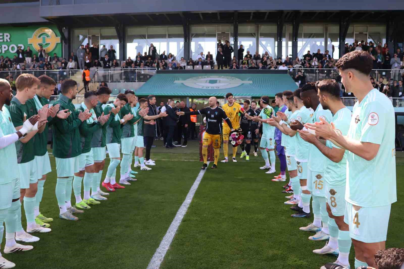 Esenler Erokspor, S&uuml;per Lig&rsquo;e y&uuml;kselen Kocaelispor&rsquo;u alkış ve &ccedil;i&ccedil;ekle karşıladı
