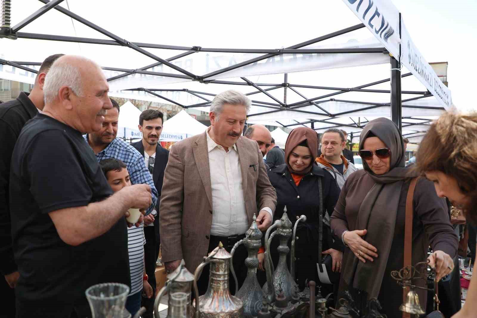 Geçmişin izlerini taşıyan antika eşyalar bu pazarda