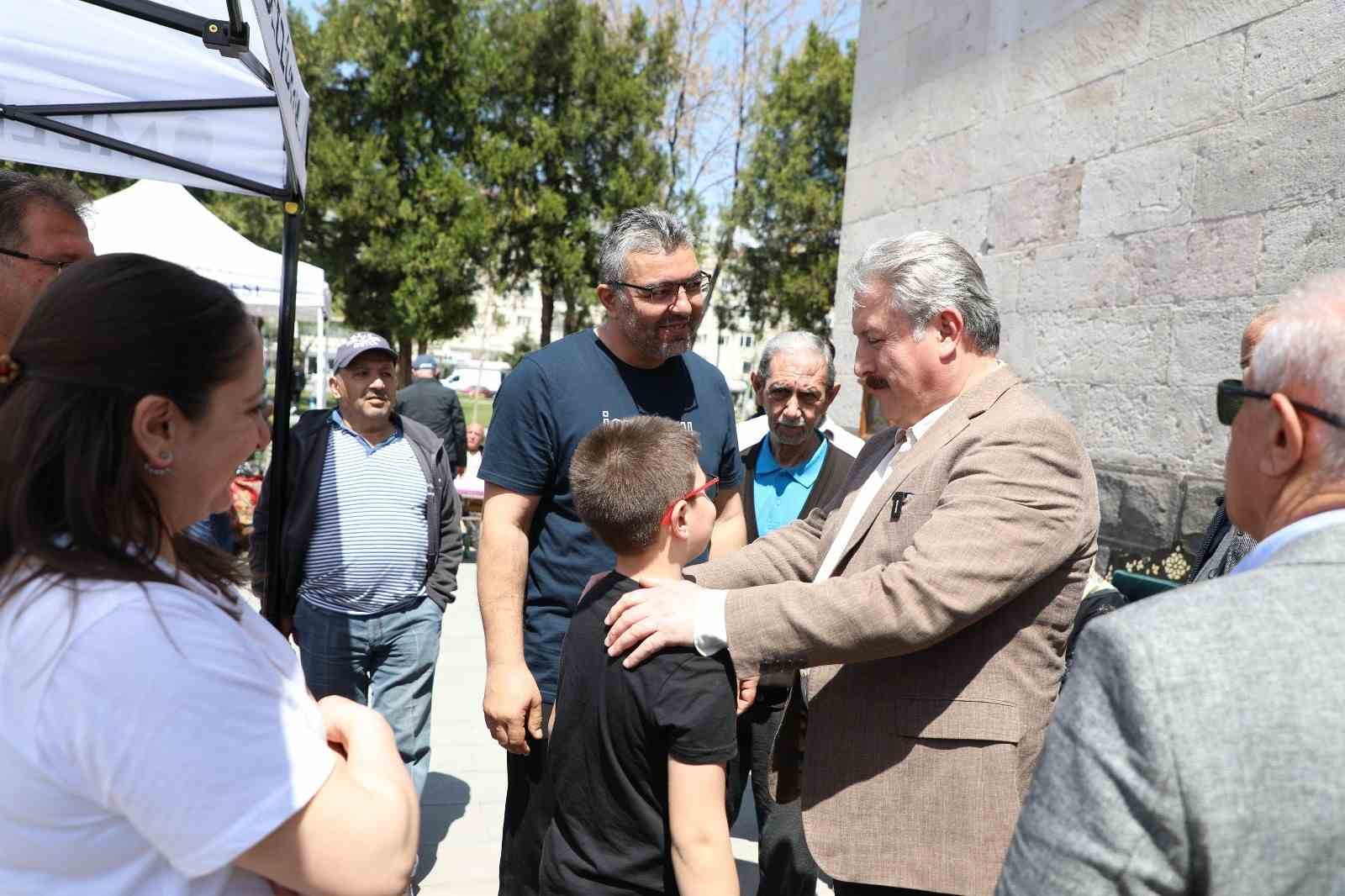 Ge&ccedil;mişin izlerini taşıyan antika eşyalar bu pazarda
