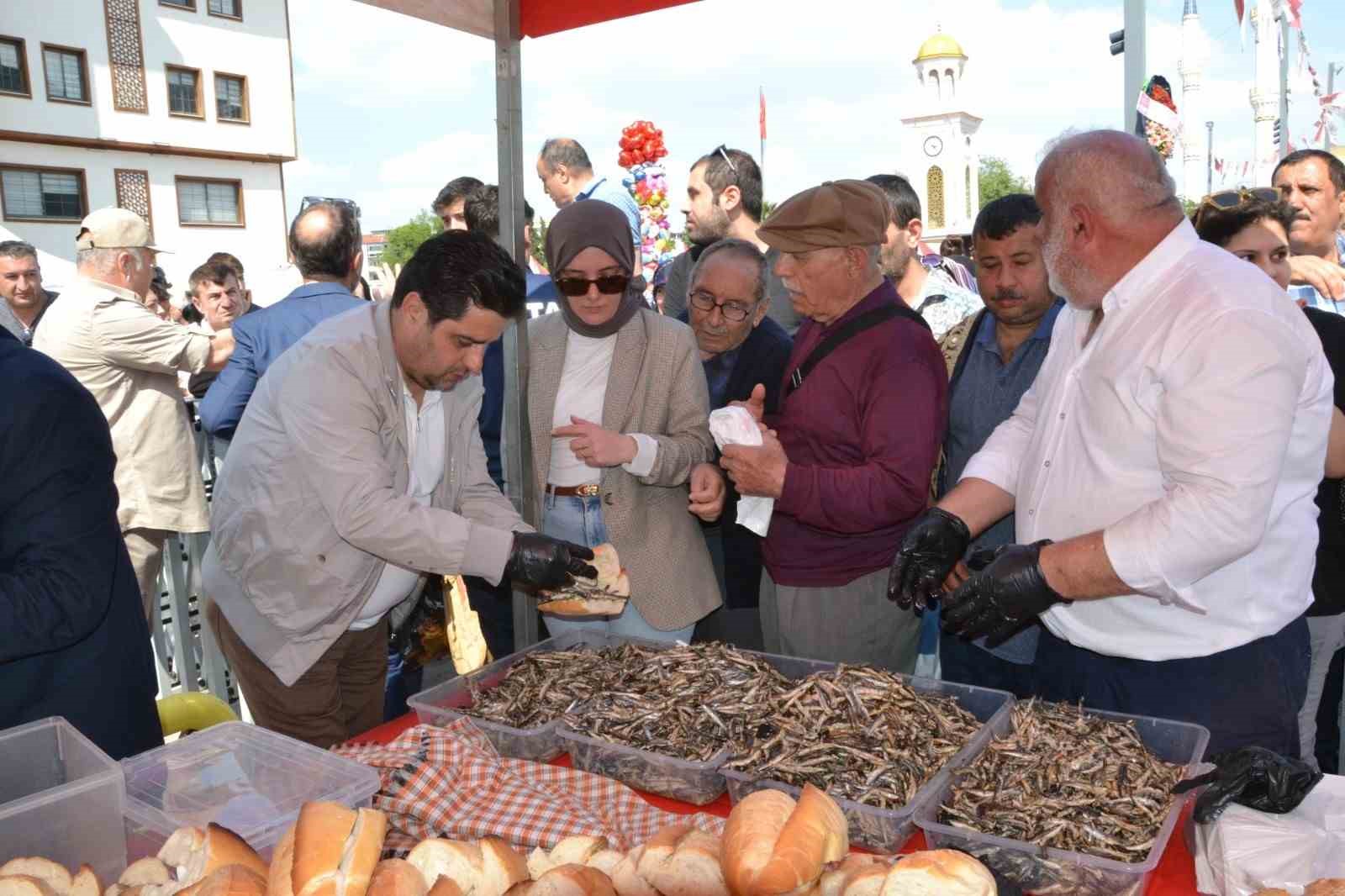 Manisa’daki festivalde 2 ton hamsi dağıtıldı
