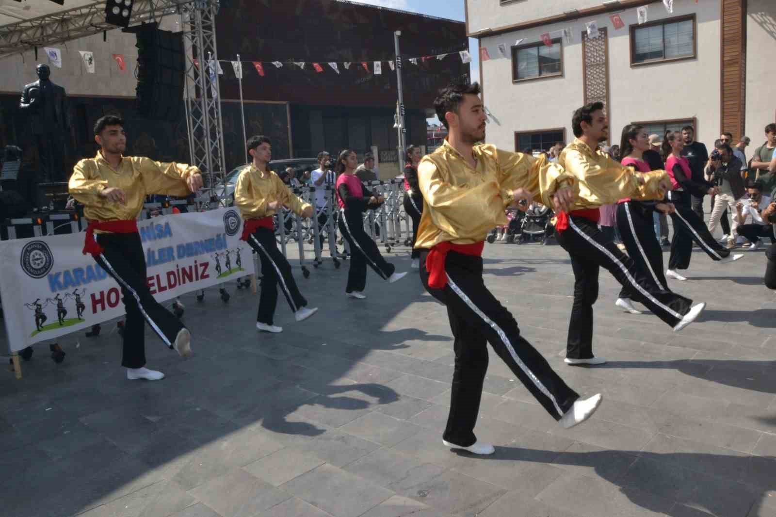 Manisa&rsquo;daki festivalde 2 ton hamsi dağıtıldı
