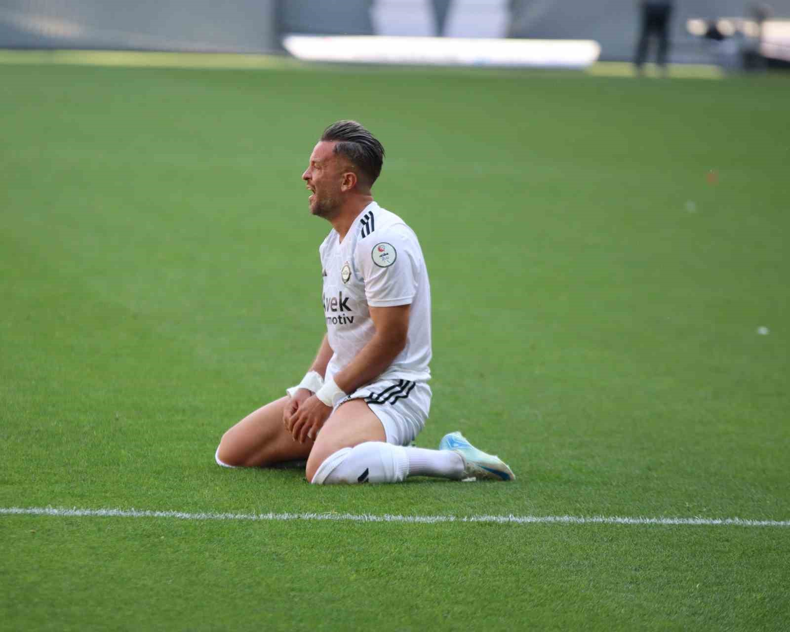 Nesine 2. Lig Beyaz Grup ekiplerinden Altay, 32. haftada evinde karşılaştığı Kepezspor ile 1-1 berabere kalarak, ligin bitimine 2 hafta kala 3. Lig’e düştü.