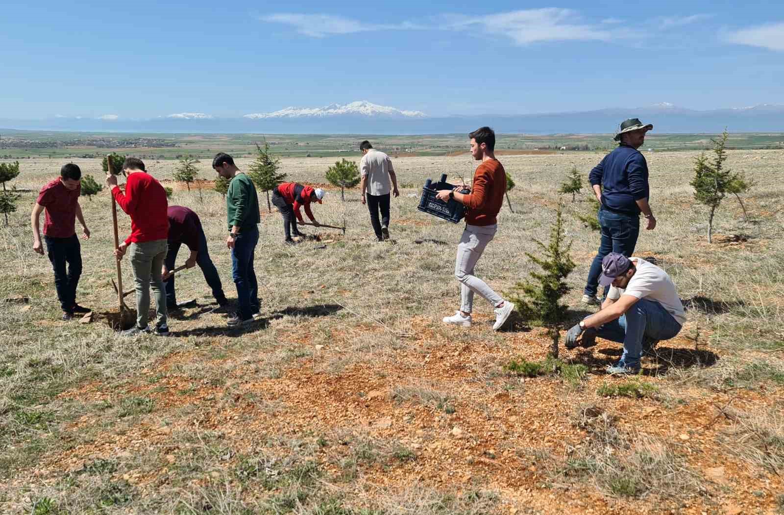 H&uuml;y&uuml;k&rsquo;te şehitler anısına fidanlar toprakla buluşturuldu

