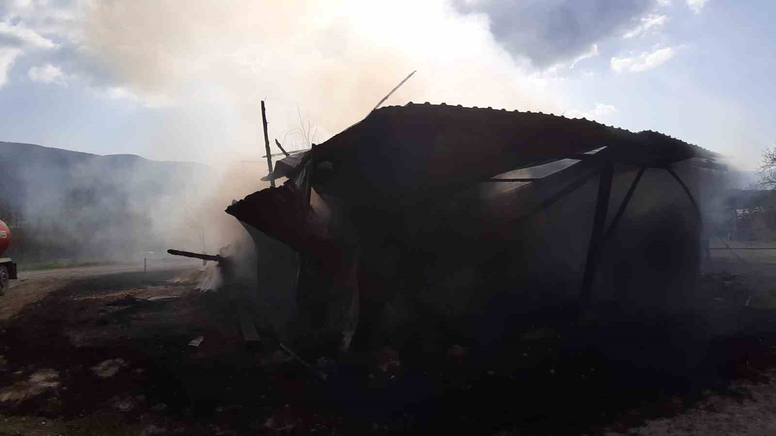 Depoda &ccedil;ıkan yangın 500 bin liradan fazla zarara yol a&ccedil;tı
