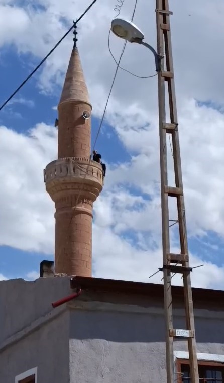Minareye çıkarak atlamak istedi