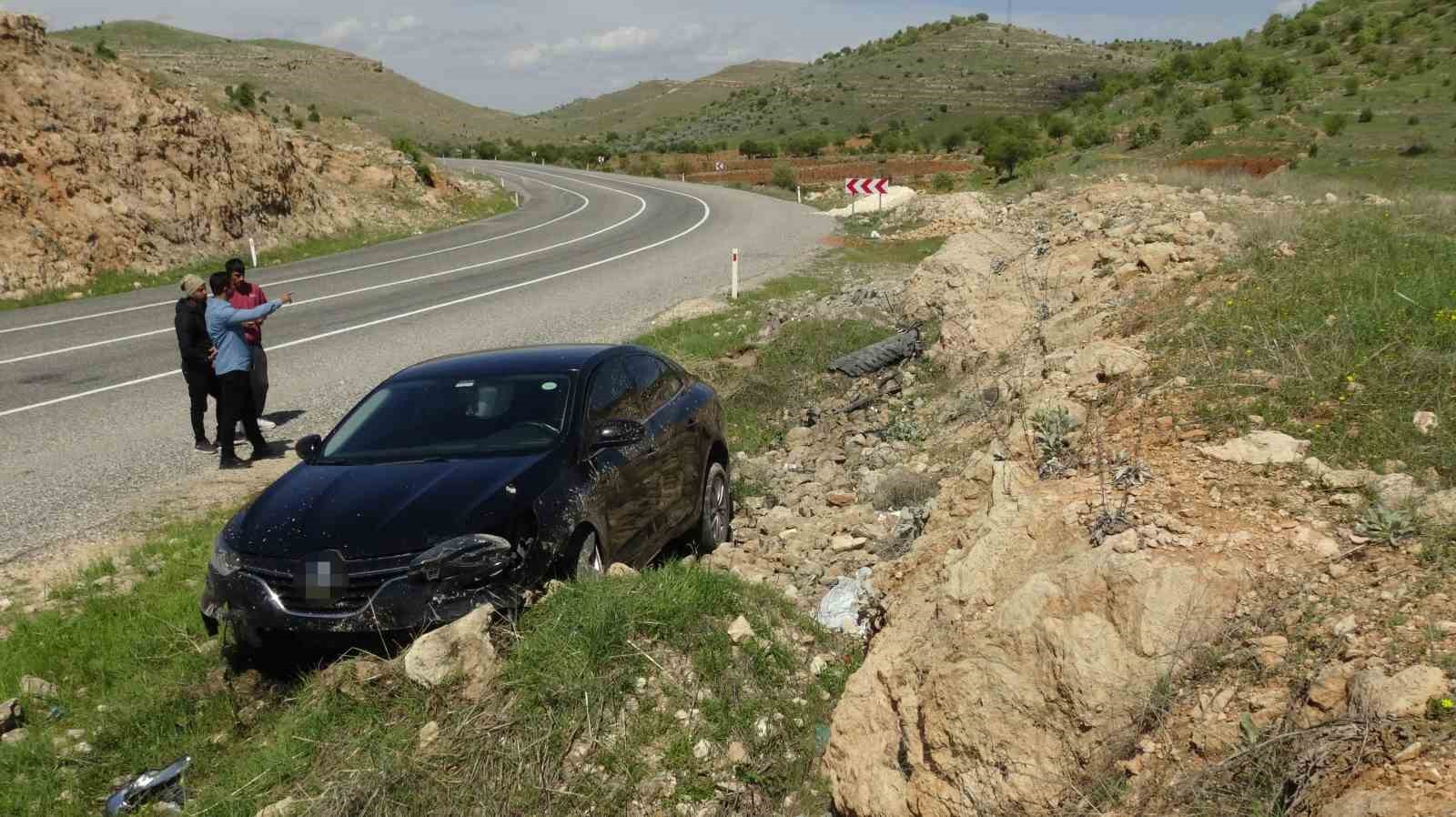 Batman&rsquo;da virajı alamayan otomobil yoldan &ccedil;ıktı: 5 yaralı
