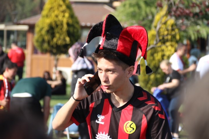 Eskişehir&rsquo;de EsEs taraftı h&uuml;srana uğradı
