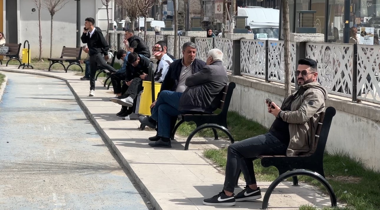 G&uuml;neşli havayı fırsat bilen Y&uuml;ksekovalılar parklara akın etti
