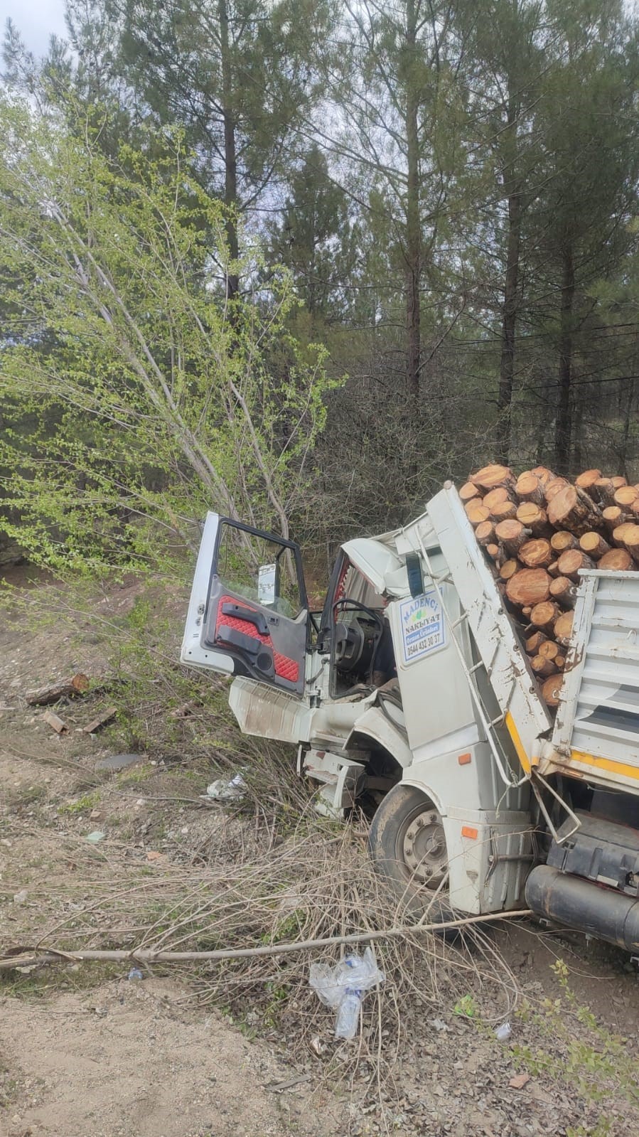 Karab&uuml;k&rsquo;te odun y&uuml;kl&uuml; tır devrildi: 2 yaralı

