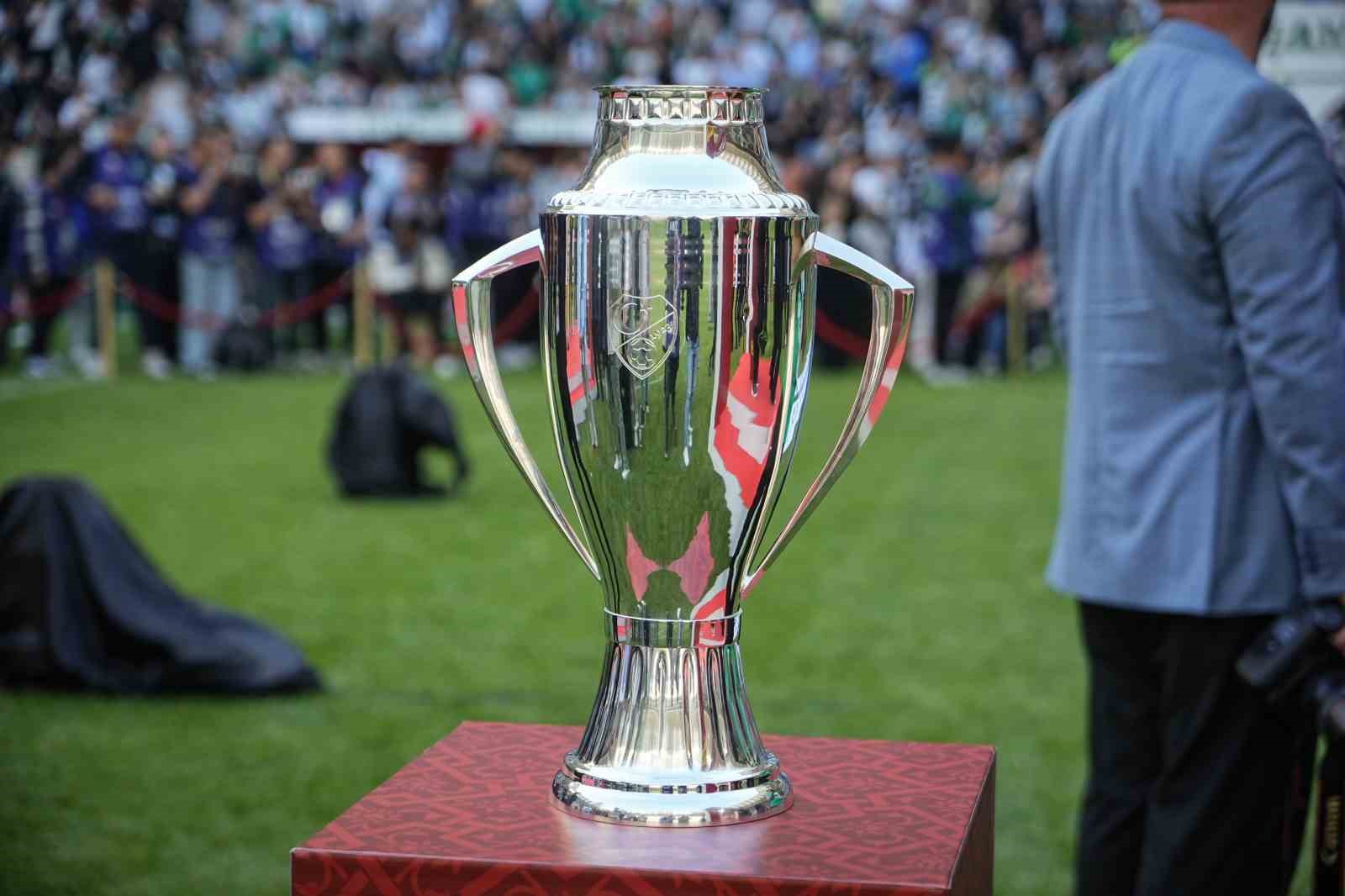 Bursaspor, şampiyonluk kupasını kaldırdı