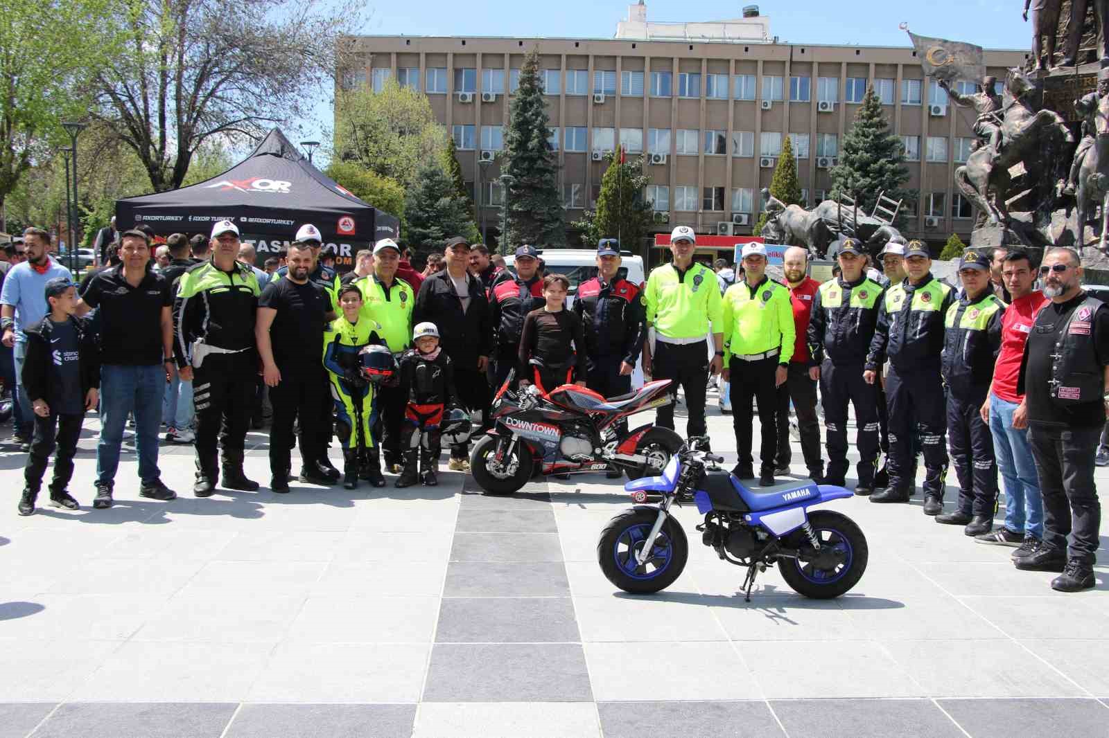 Uşak’ta polis ve jandarma ekiplerinden motosiklet sürücülerine farkındalık eğitimi