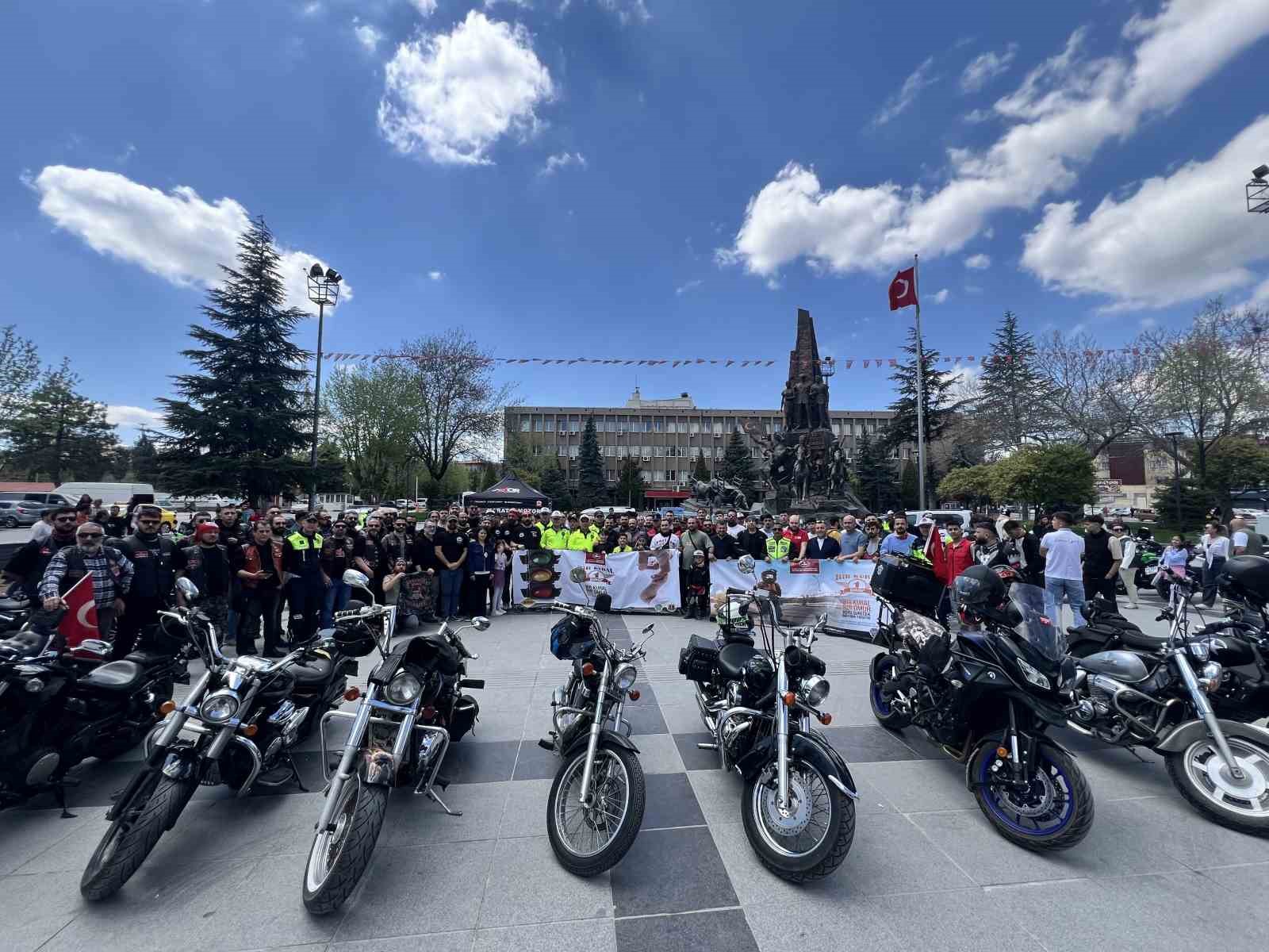 Uşak&rsquo;ta polis ve jandarma ekiplerinden motosiklet s&uuml;r&uuml;c&uuml;lerine farkındalık eğitimi
