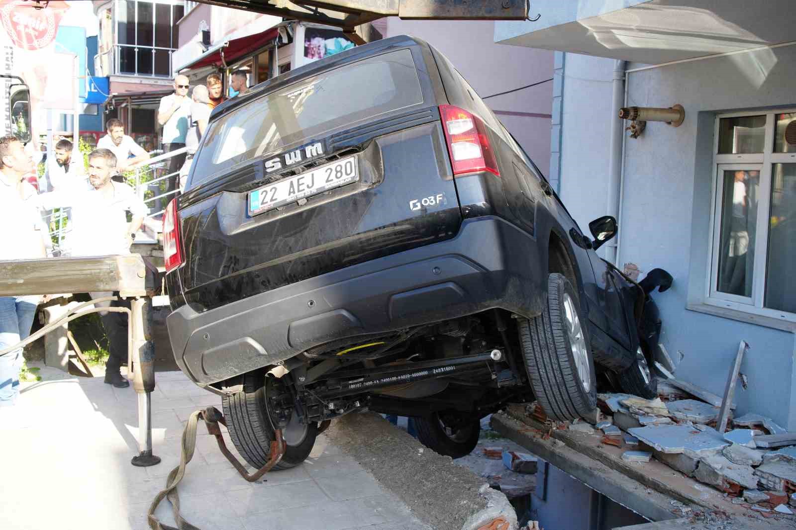 Edirne’de iş yerine ve apartmana çarpan cip askıda kaldı: Kaza anı kamerada