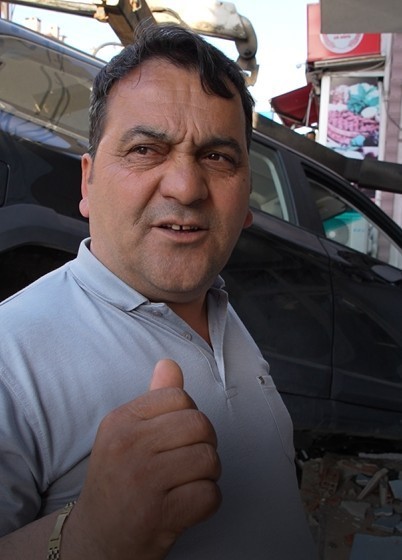 Edirne’de iş yerine ve apartmana çarpan cip askıda kaldı: Kaza anı kamerada