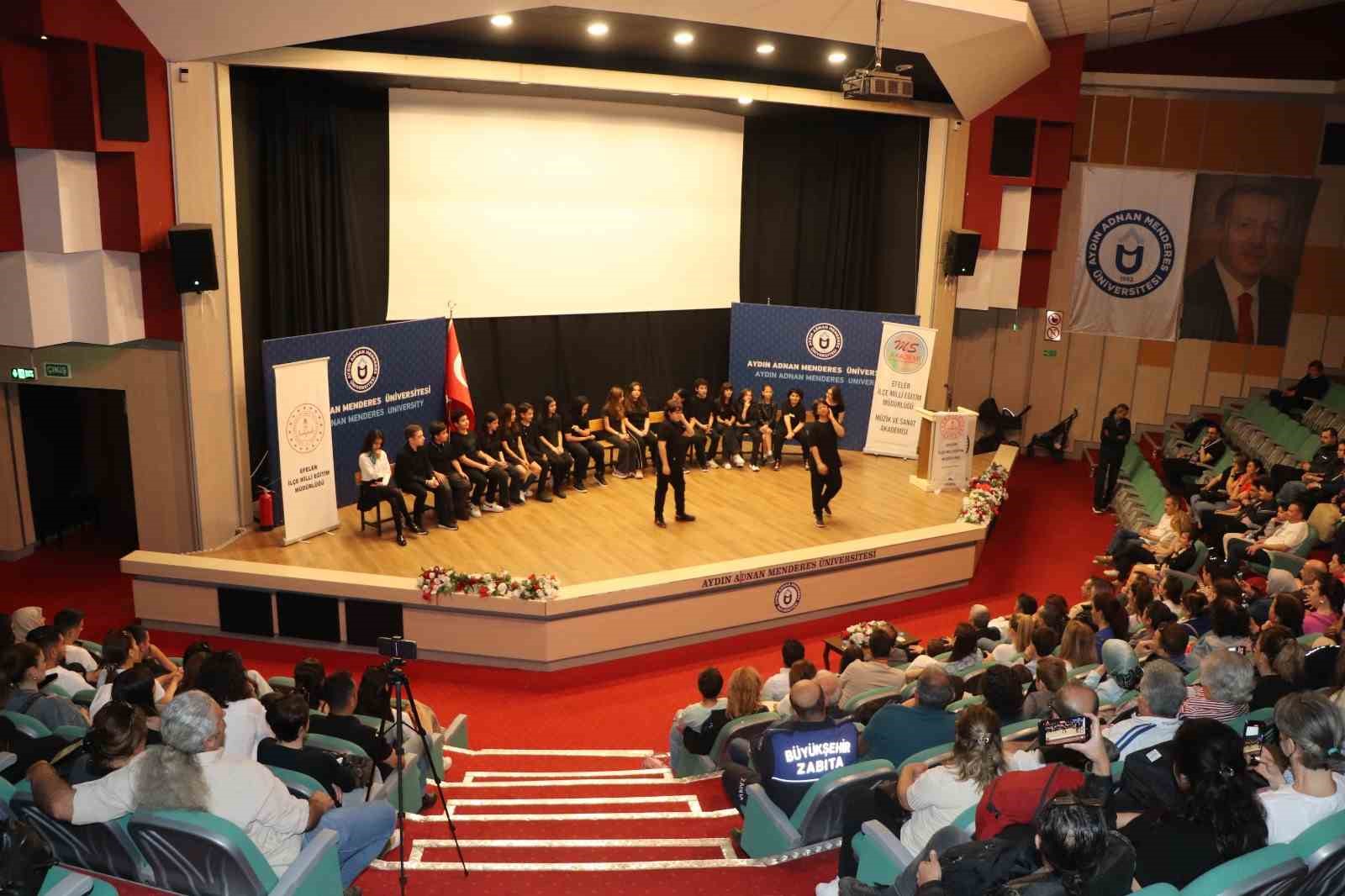 Efeler&rsquo;de gen&ccedil; yetenekler sahne aldı
