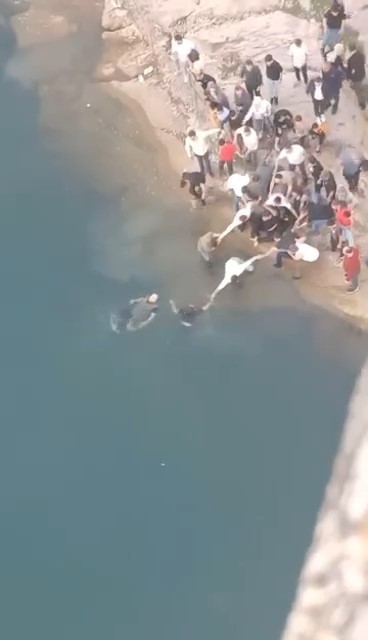 Diyarbakır’da boğulma tehlikesi geçirenleri el ele vererek kurtardılar