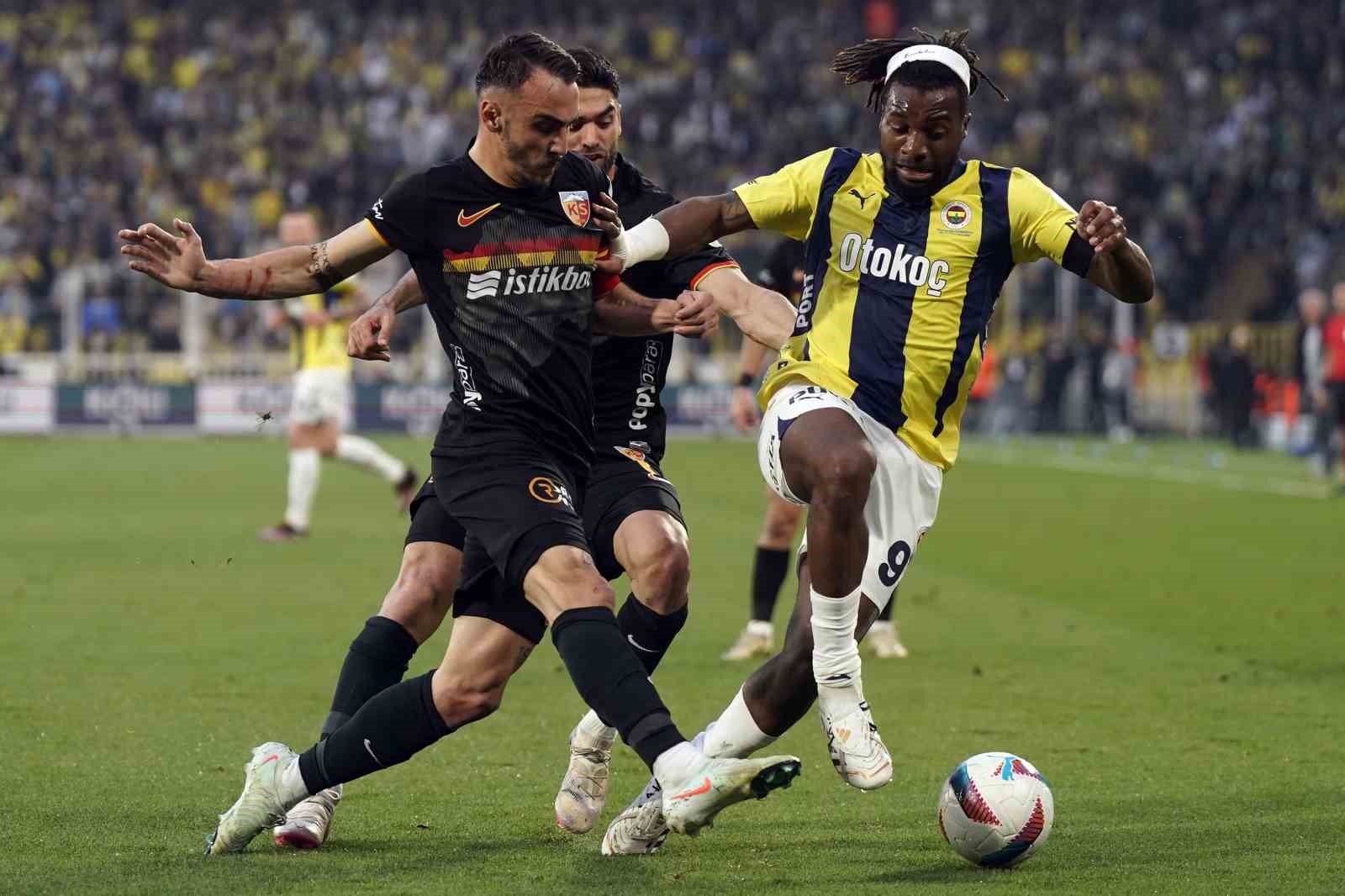 Trendyol Süper Lig: Fenerbahçe: 1 - Kayserispor: 1 (İlk yarı)