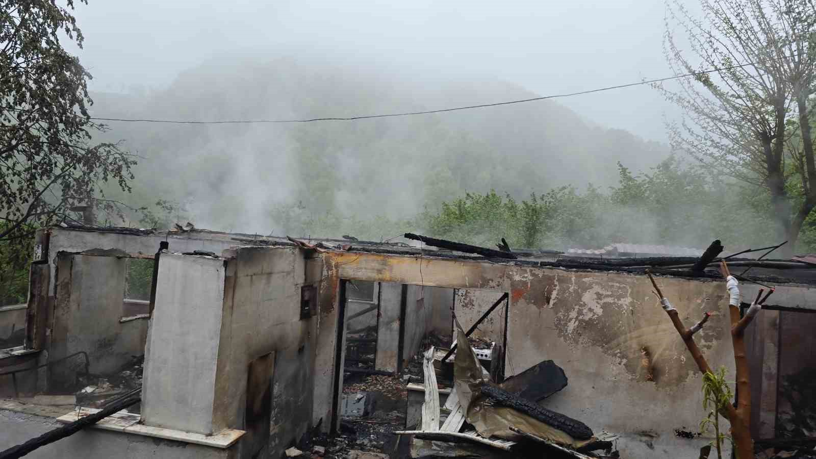 Tek katlı ev k&uuml;le d&ouml;nd&uuml;
