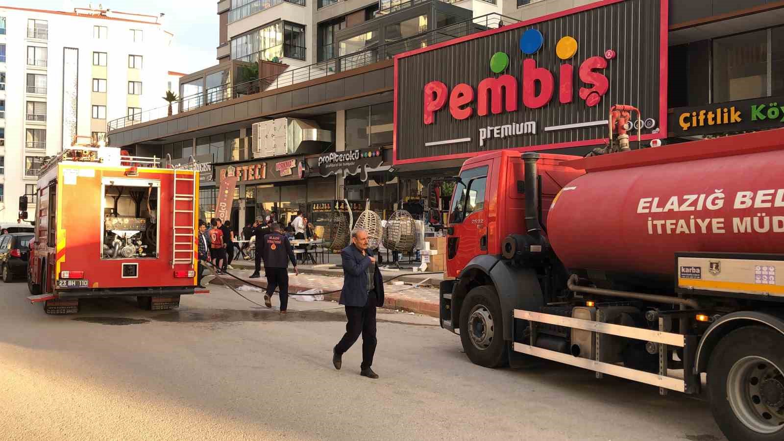 Elazığ’daki iş yeri yangını paniğe neden oldu