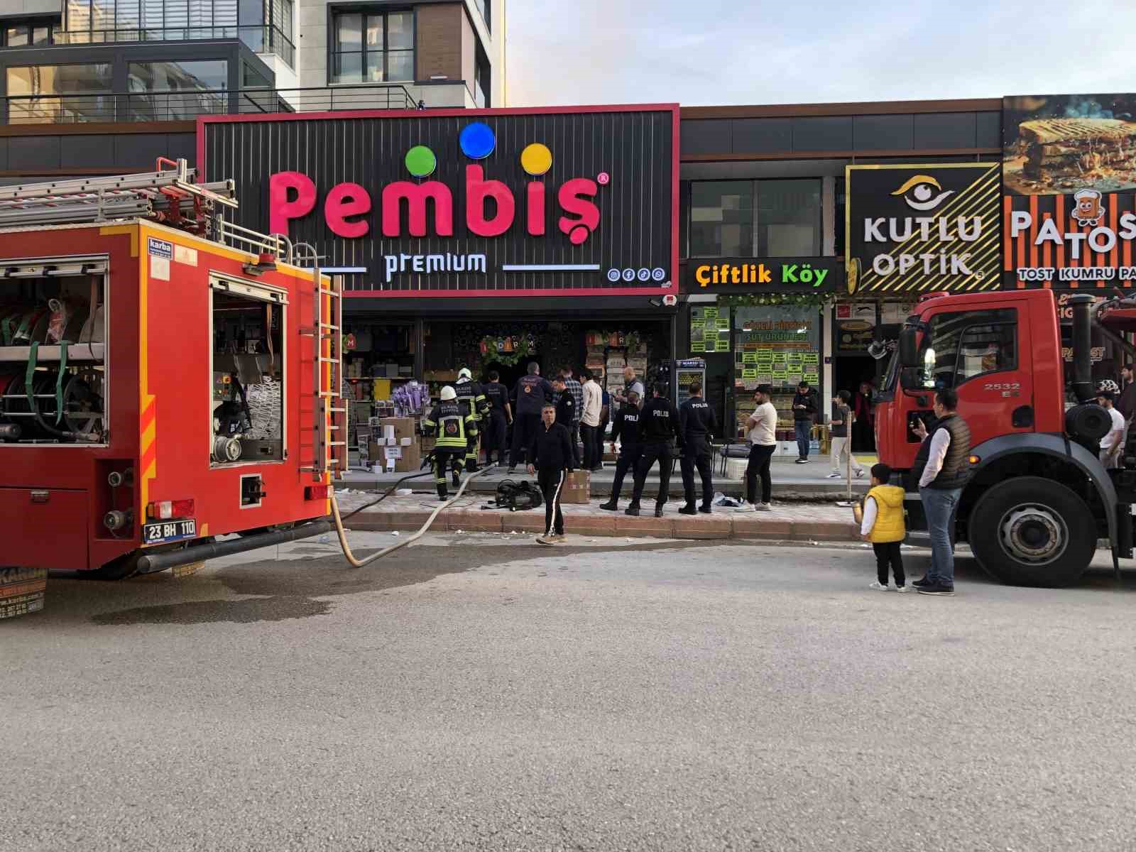 Elazığ&rsquo;daki iş yeri yangını paniğe neden oldu
