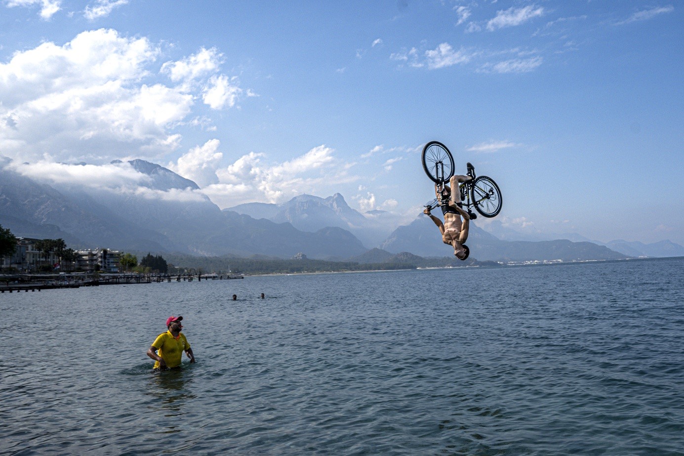 Tahtalı Dağı’nın karlı zirvesinden Akdeniz’in mavi sularına