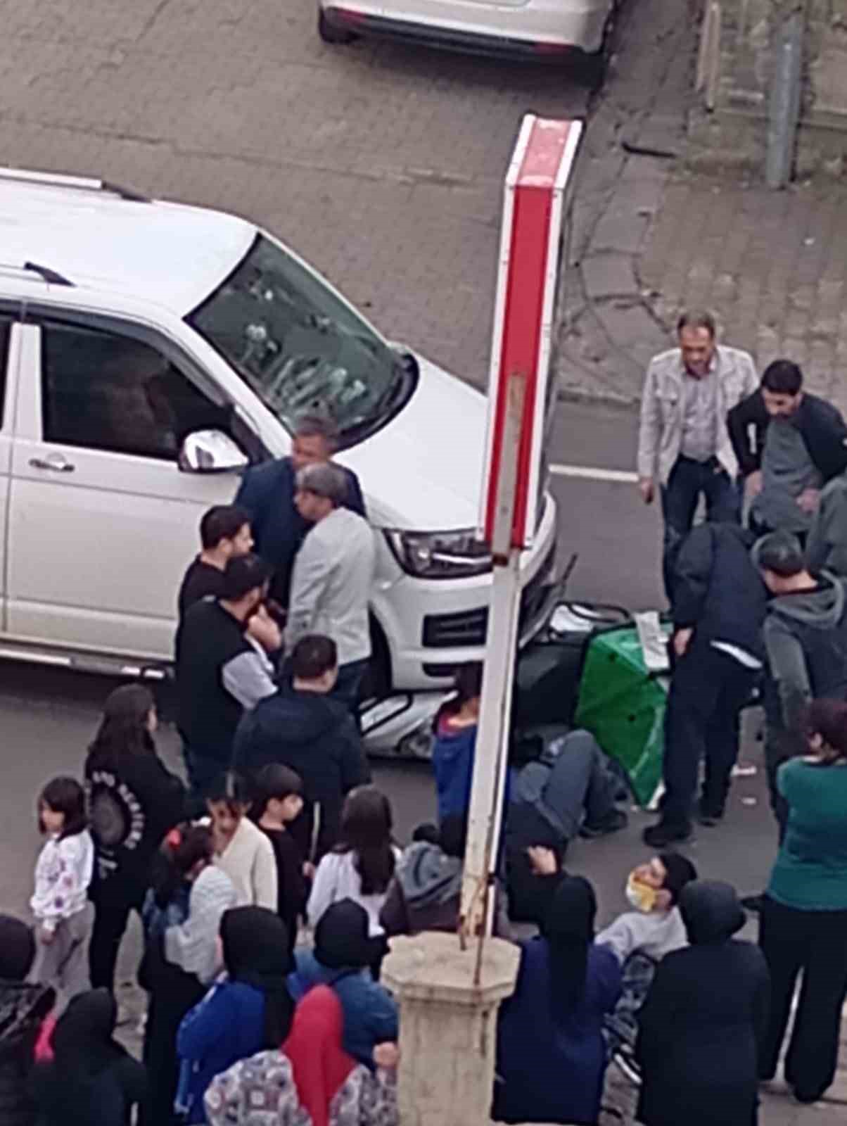 Panelvan motosiklete çarptı: 1 yaralı