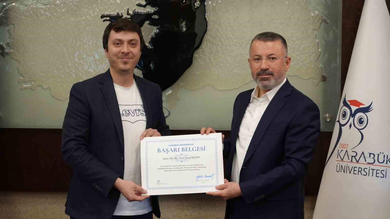 Rektör Kırışık’tan Anatomi Alanınında Türkiye Birinciliği Kazanan Akademisyene Ödül