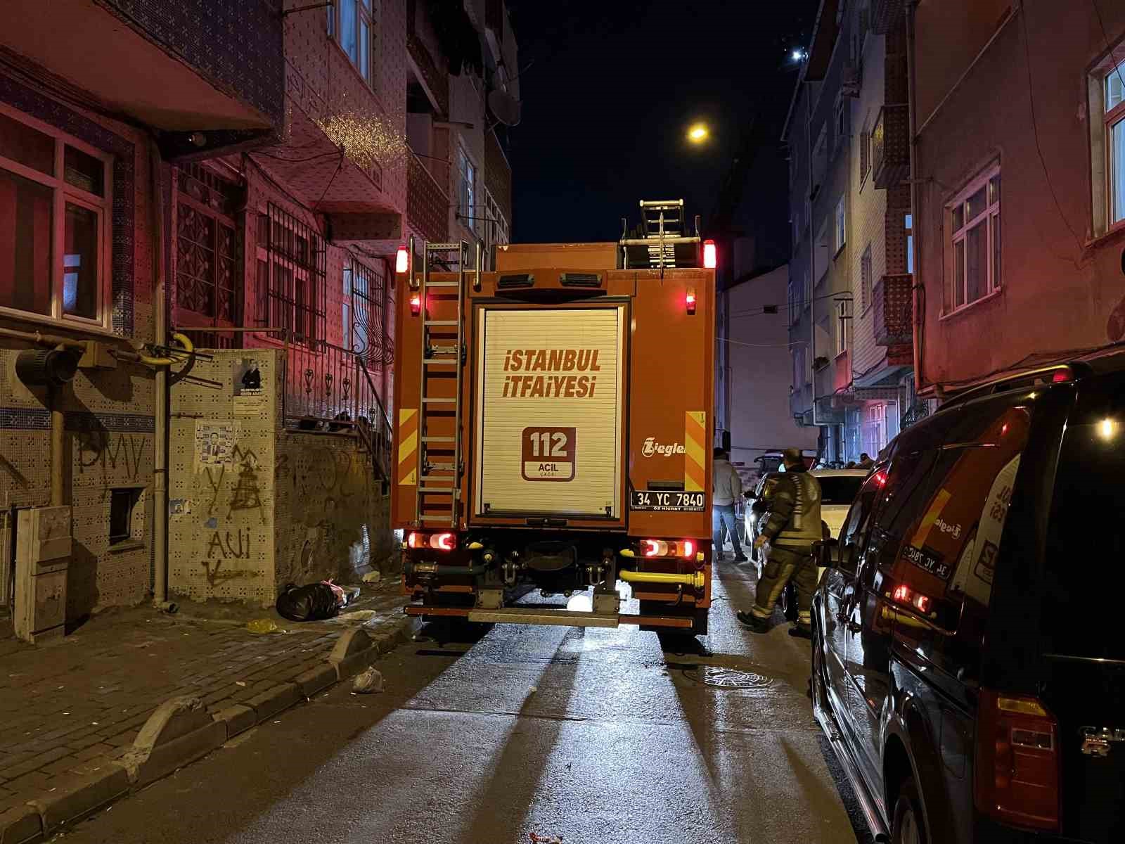 Esenler’de 4 katlı binanın çatısı alev alev yandı