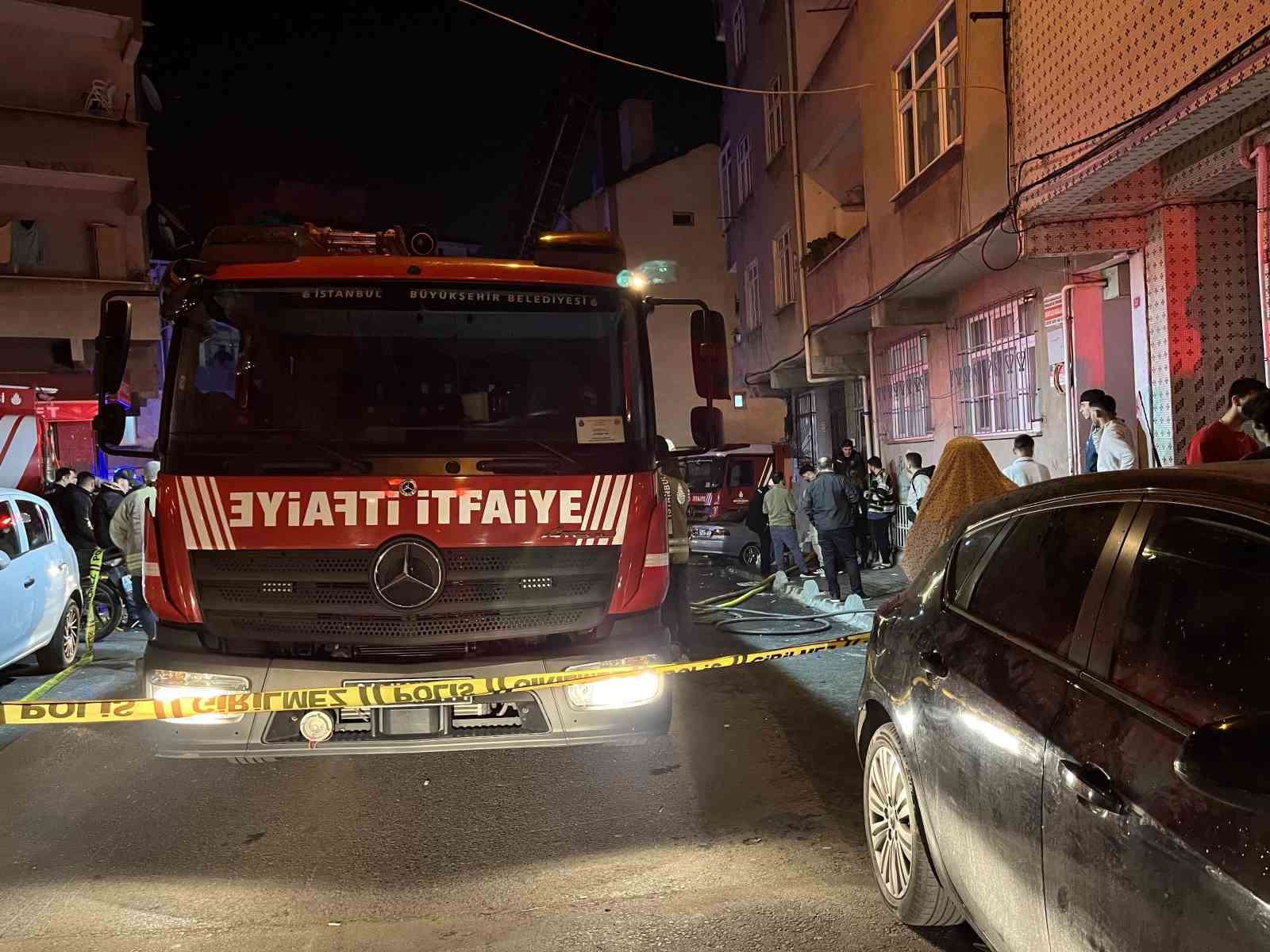 Esenler’de 4 katlı binanın çatısı alev alev yandı
