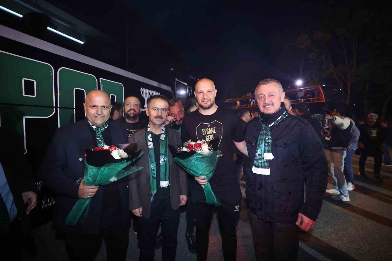 Şampiyon Kocaelispor’u protokol ve taraftar karşıladı