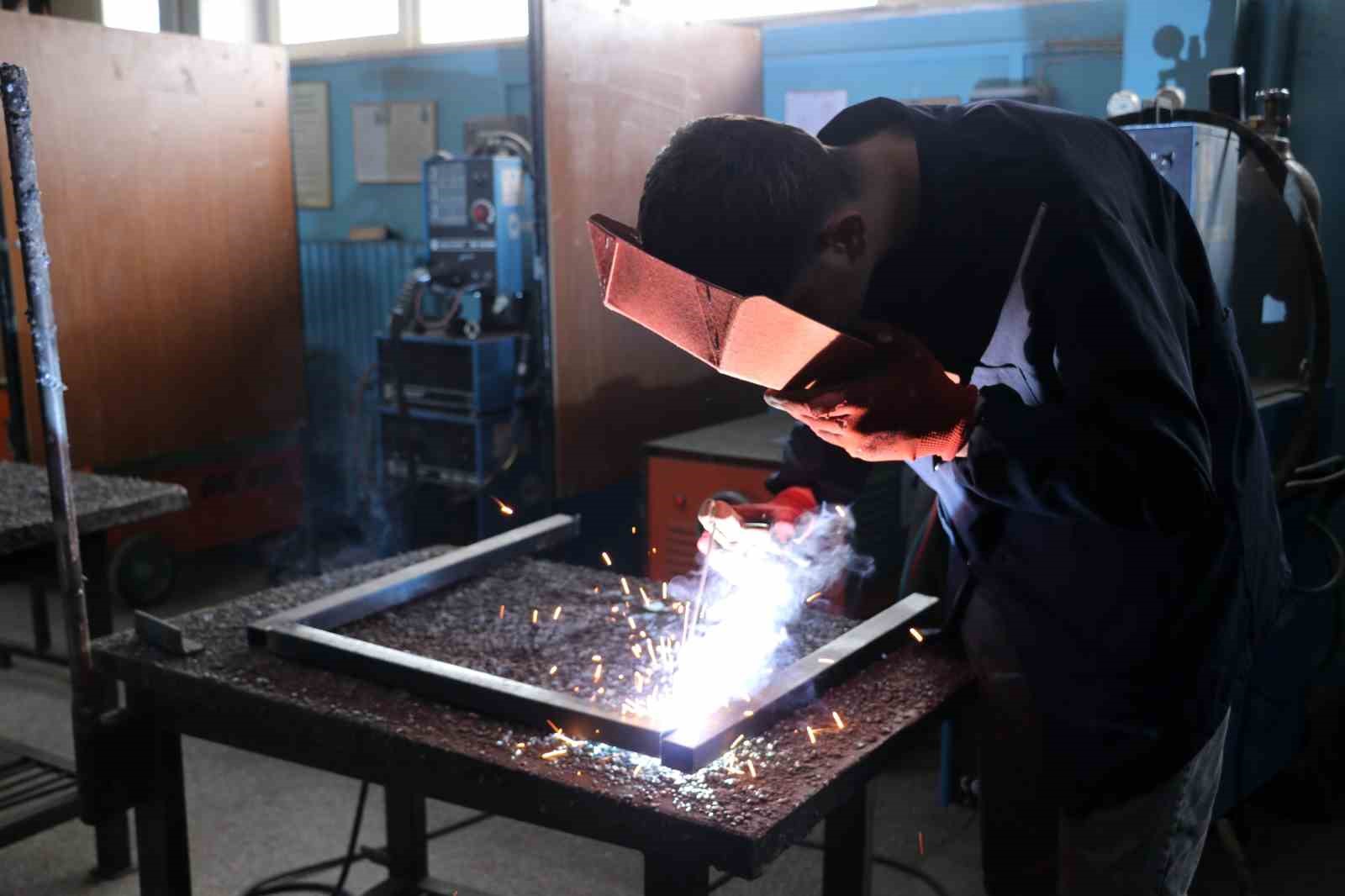 Erzincan’da meslek lisesi öğrencileri iyilik mesaisinde

