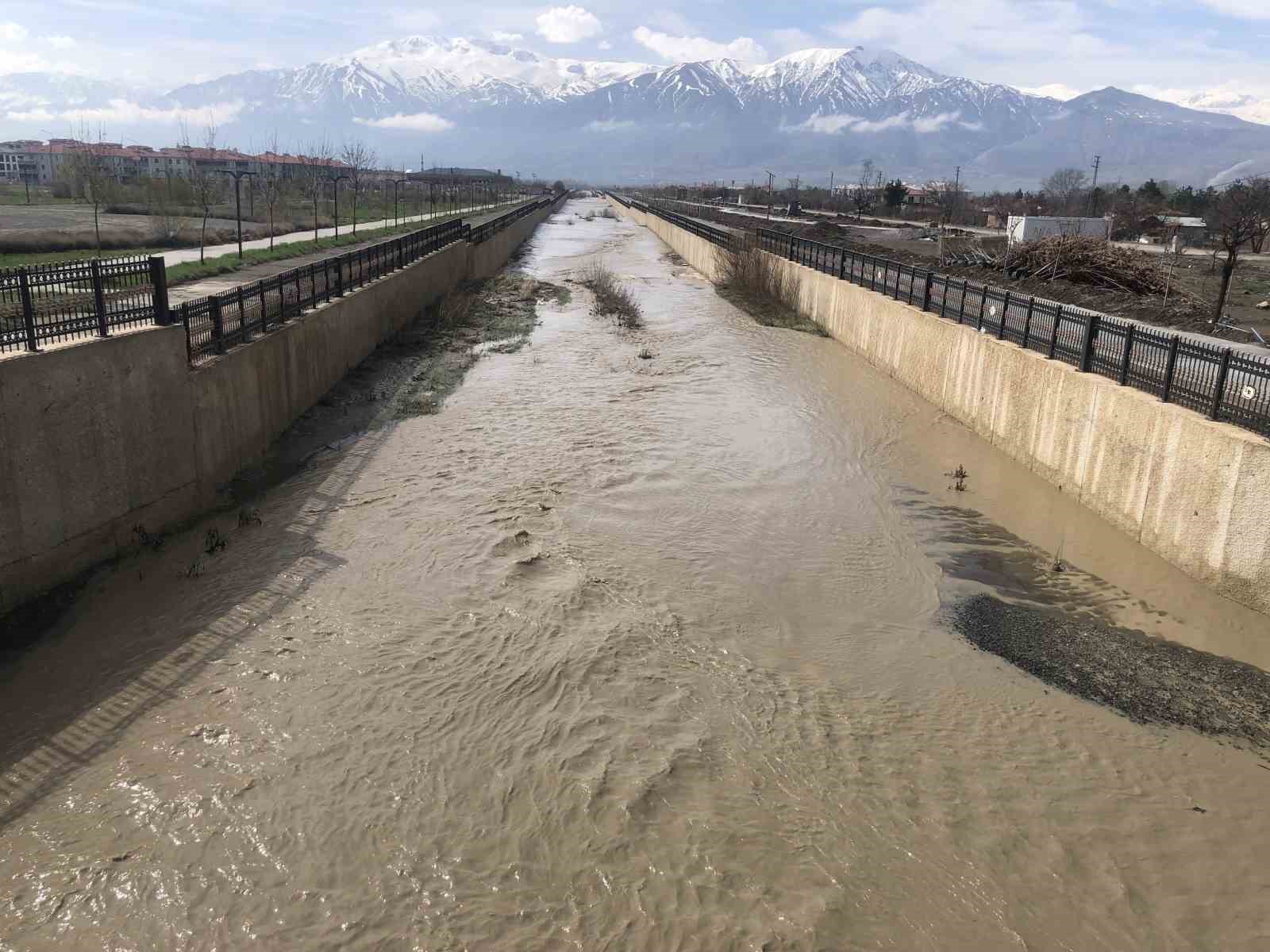 Kuruyan Vasgirt deresinden sel akıyor 