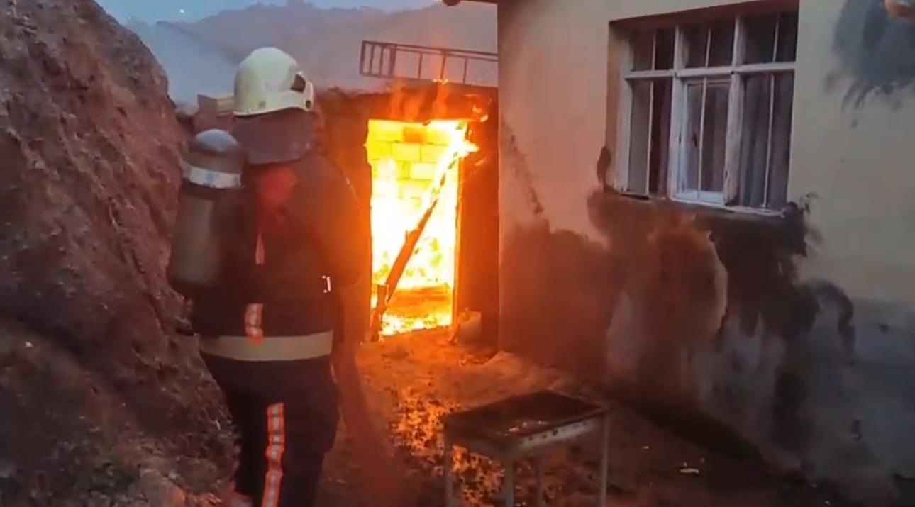 Ağrı&rsquo;da t&uuml;p patladı, alevler geceyi aydınlattı
