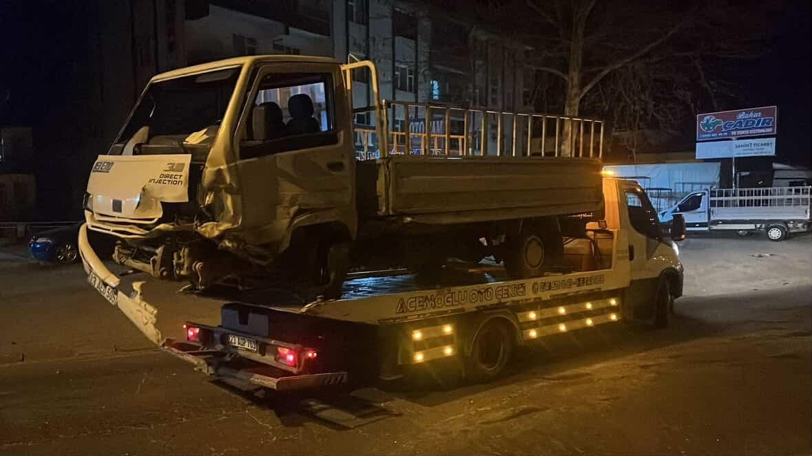 Elazığ’da otomobil ile kamyonet çarpıştı: 1 yaralı