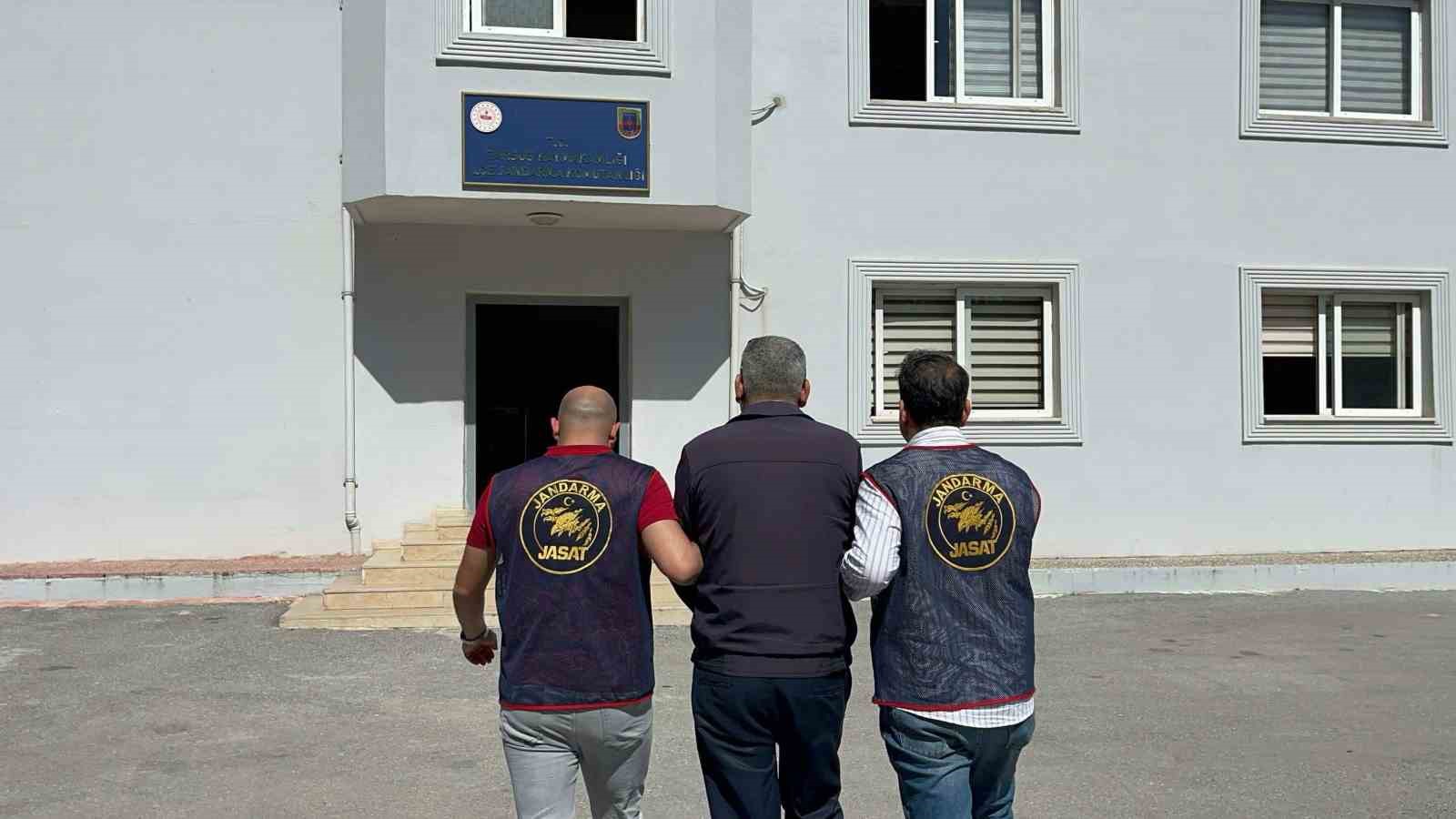 Mersin’de 28 yıl 9 ay ceza alan sahte kamu görevlisi yakalandı