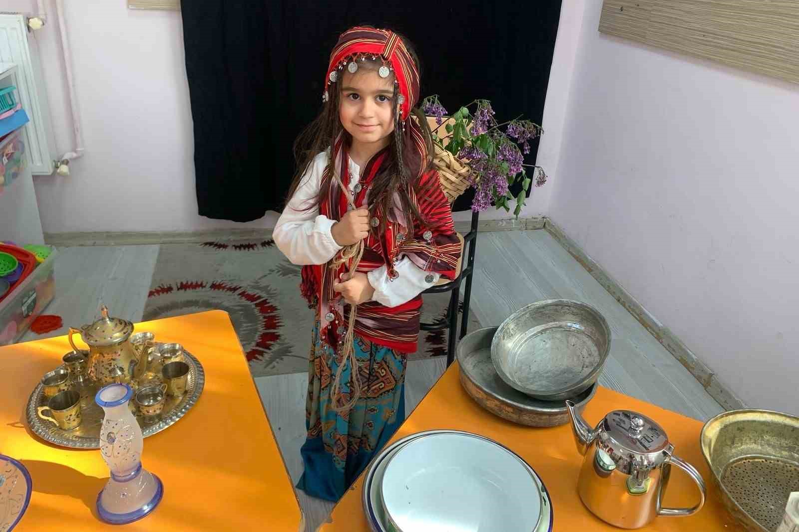 Yöresel kıyafetler miniklerin defilesiyle tanıtıldı