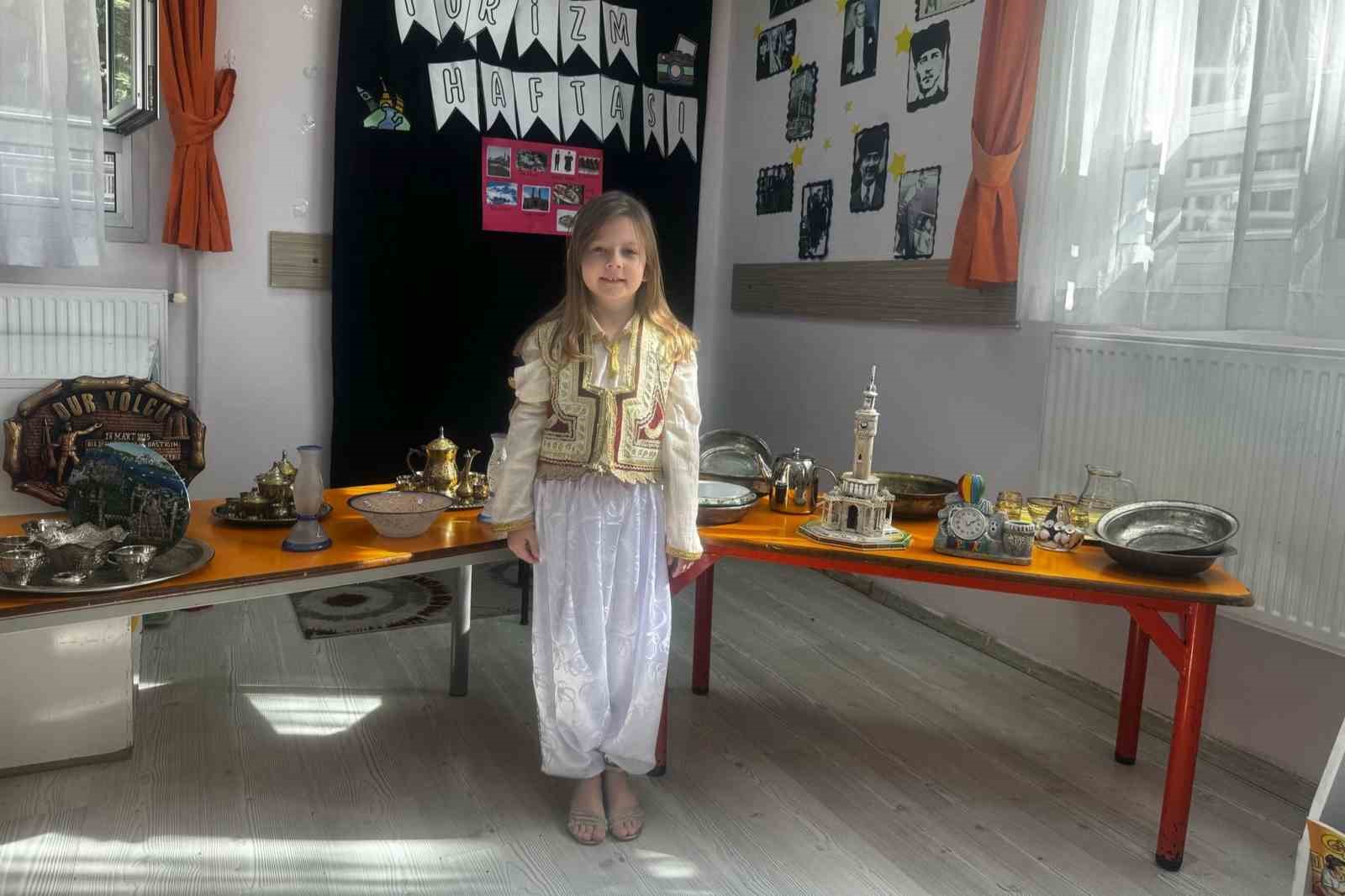 Yöresel kıyafetler miniklerin defilesiyle tanıtıldı