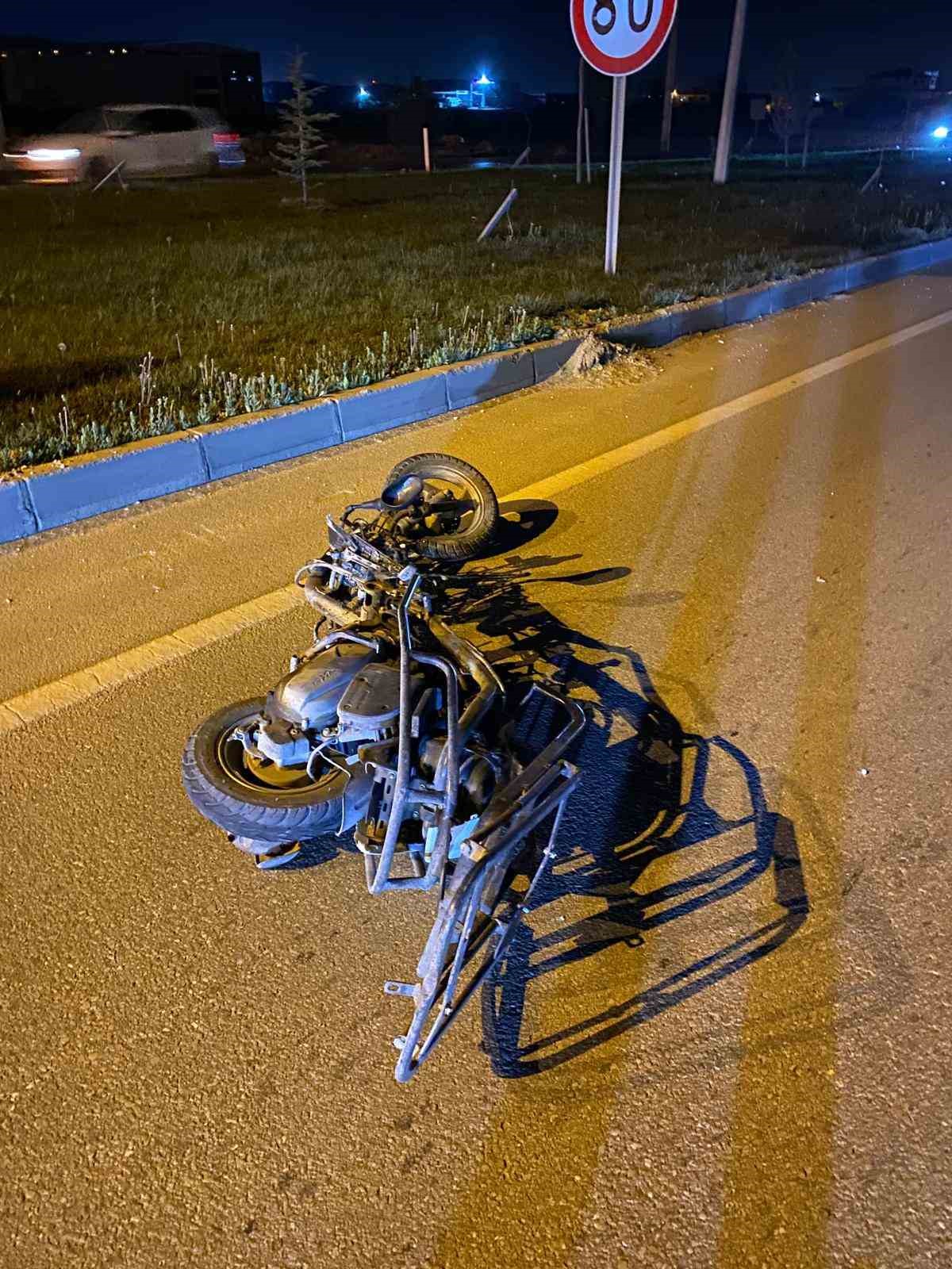 Otomobille çarpışan motosiklet sürücüsü hayatını kaybetti