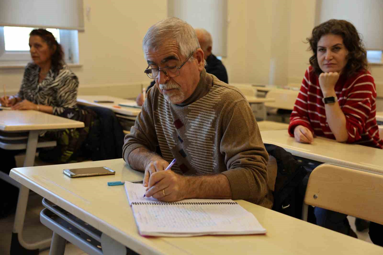 Her yaştan Aydınlı, İngilizce öğreniyor