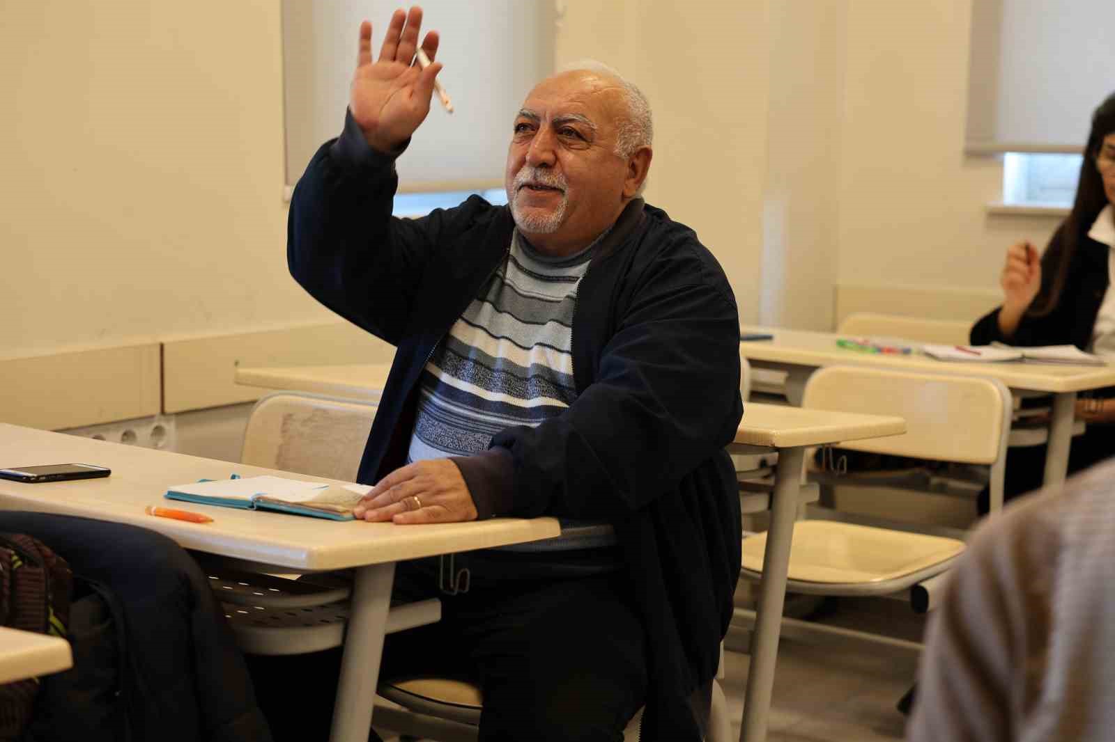 Her yaştan Aydınlı, İngilizce öğreniyor
