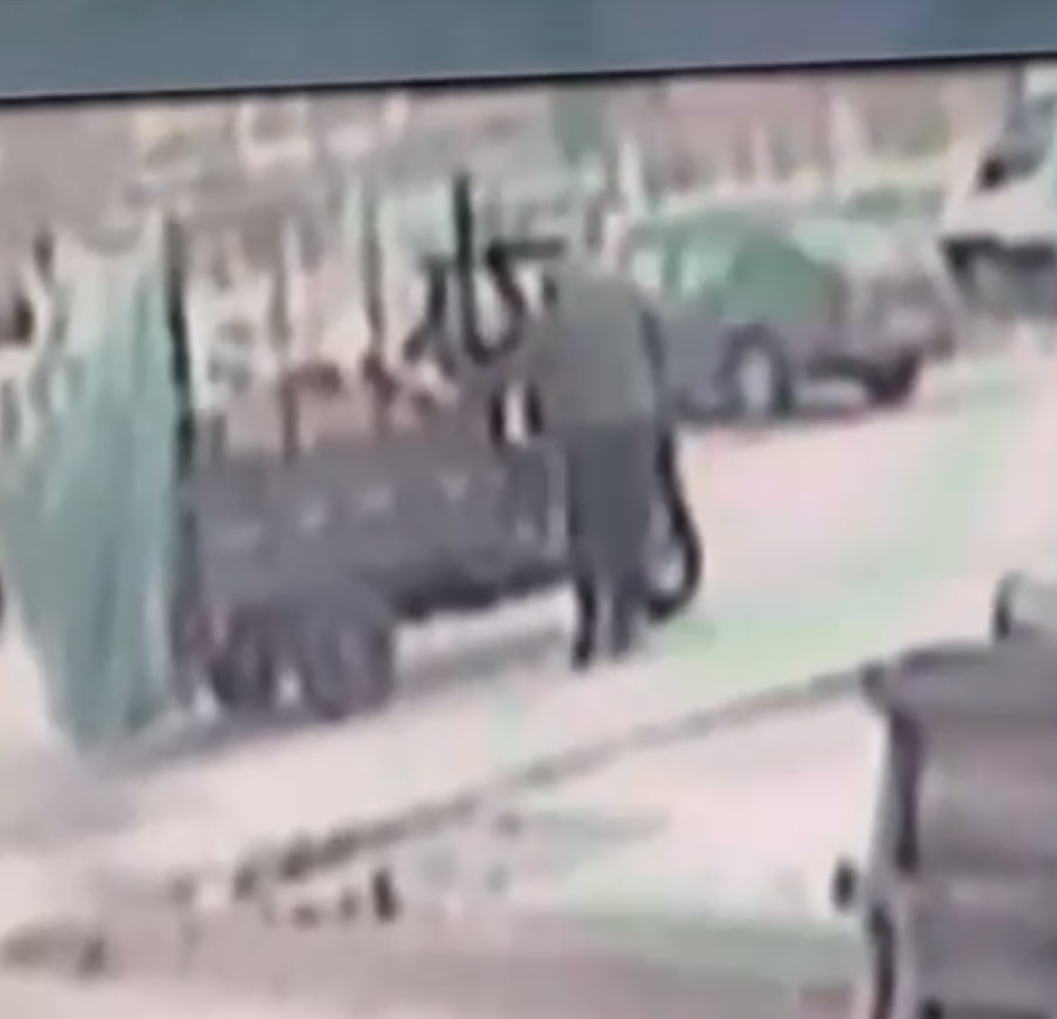 Rahat tavırlarla hırsızlık kamerada