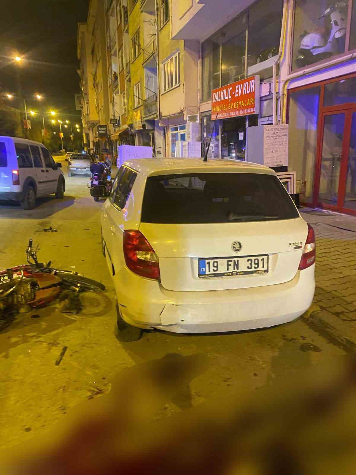 Otomobil ile &ccedil;arpışan motosikletin s&uuml;r&uuml;c&uuml;s&uuml; &ouml;ld&uuml;
