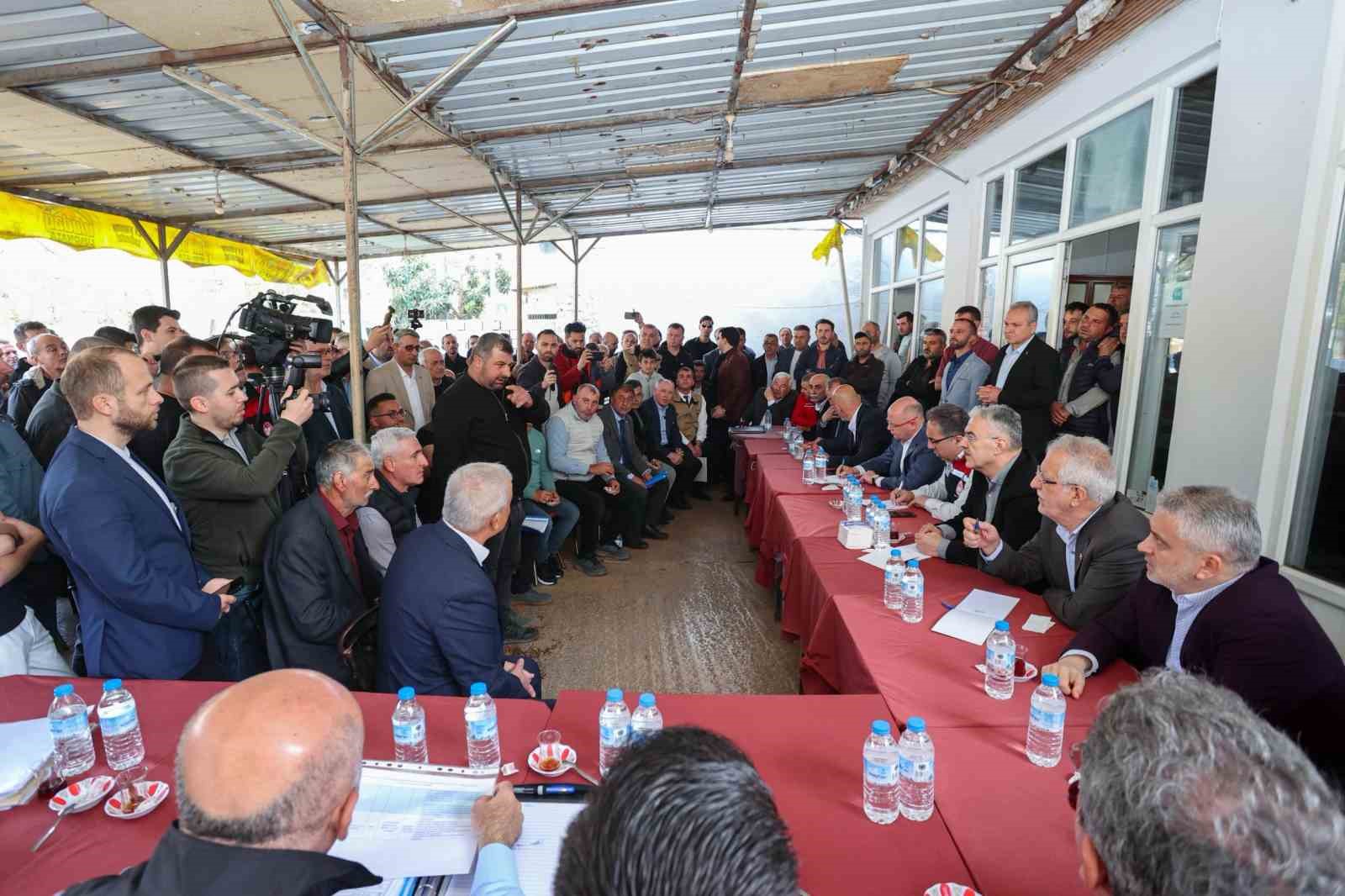 Ak Parti İl Başkanı Davut Gürkan, don mağduru çiftçinin yanında