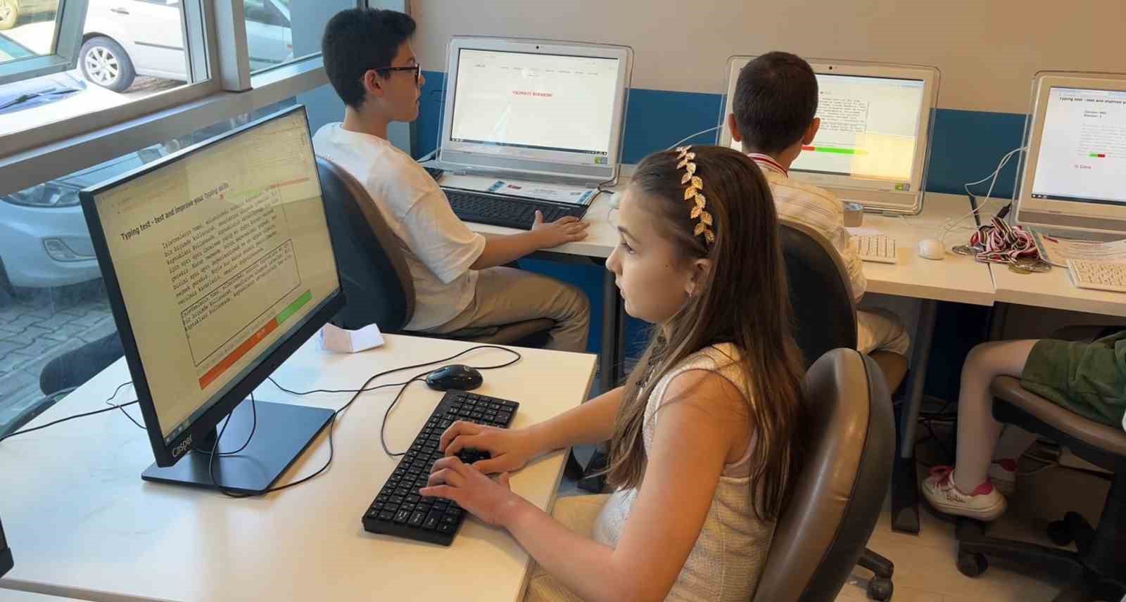 Afyonkarahisarlı &ouml;ğrenciler klavye şampiyonasına damga vurdu
