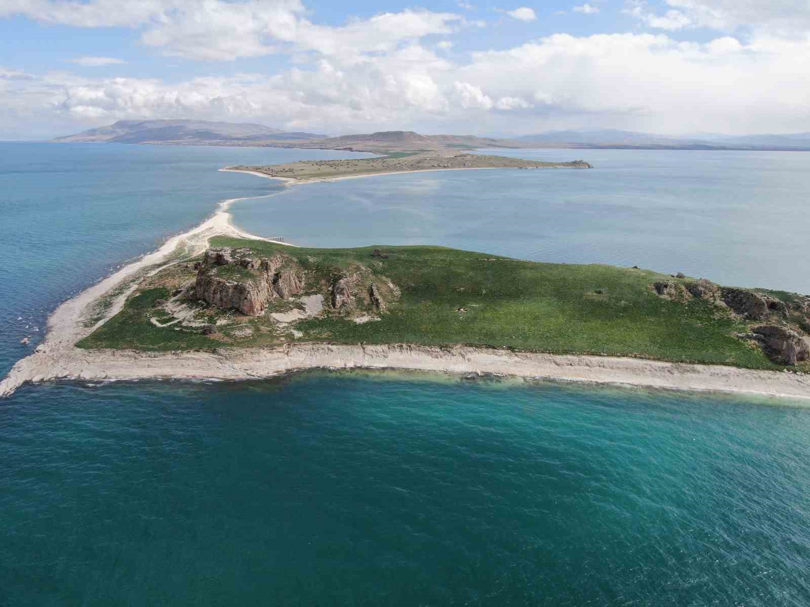 Van Gölü’nün el değmemiş güzelliği Çarpanak Adası