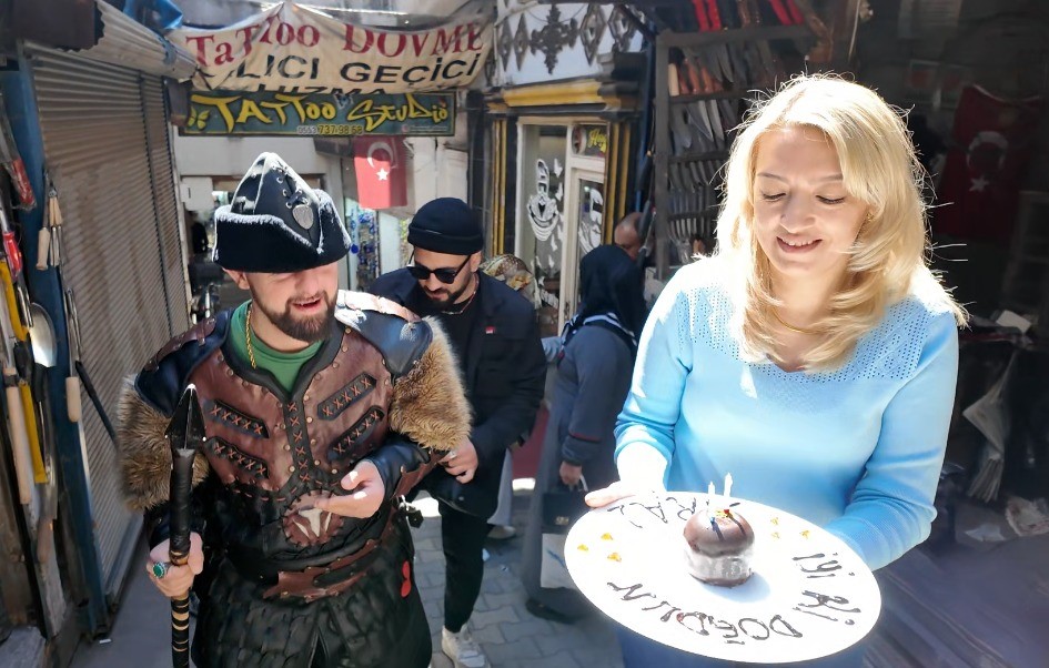 Çarşının vazgeçilmezi Down sendromlu Emre’ye doğum günü sürprizi