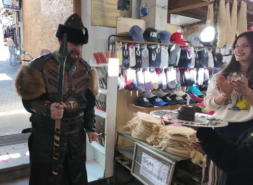 Çarşının vazgeçilmezi Down sendromlu Emre’ye doğum günü sürprizi