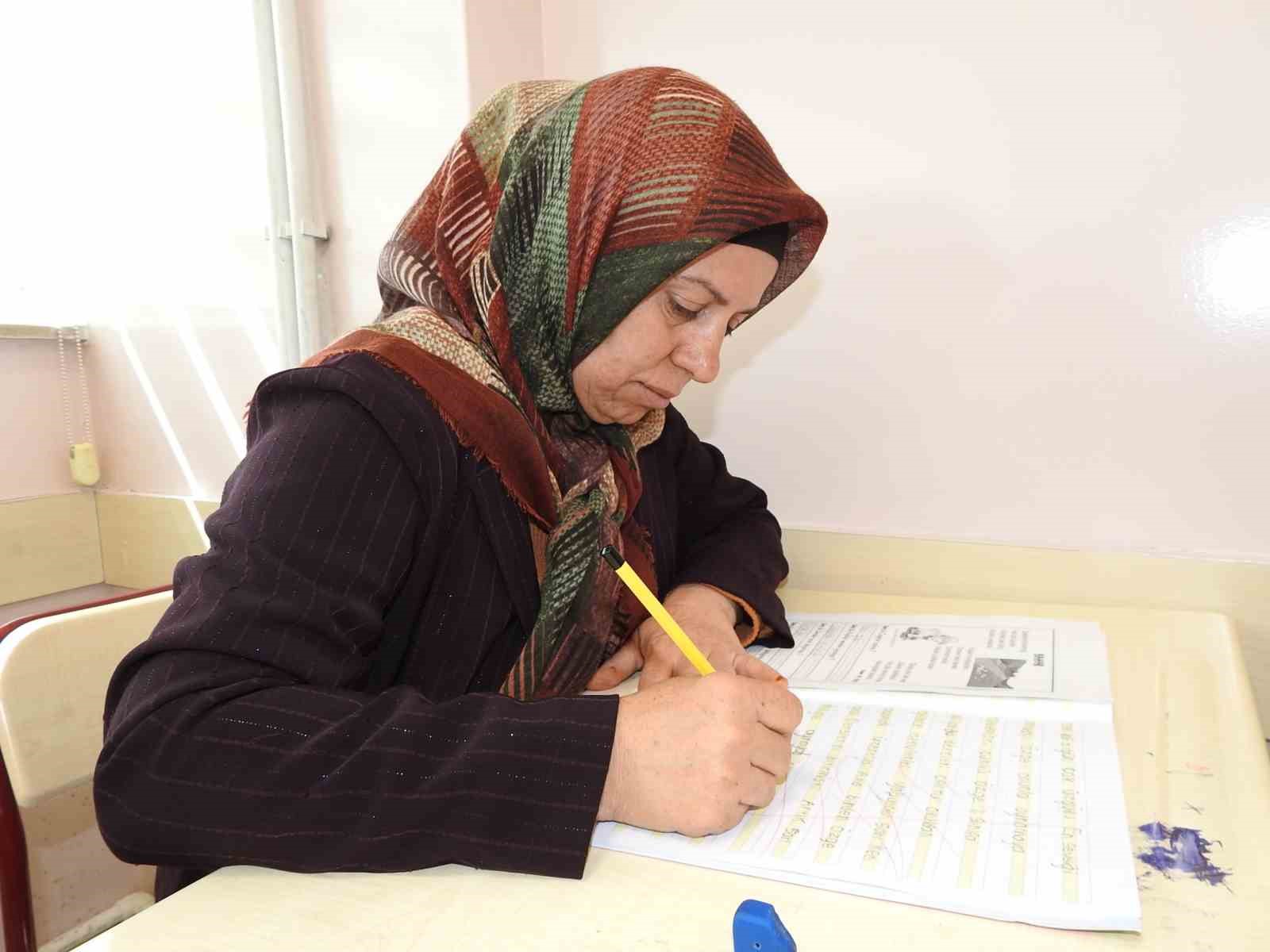 Kadınlar, yıllar sonra okuma-yazma &ouml;ğrenmenin mutluluğunu yaşıyor
