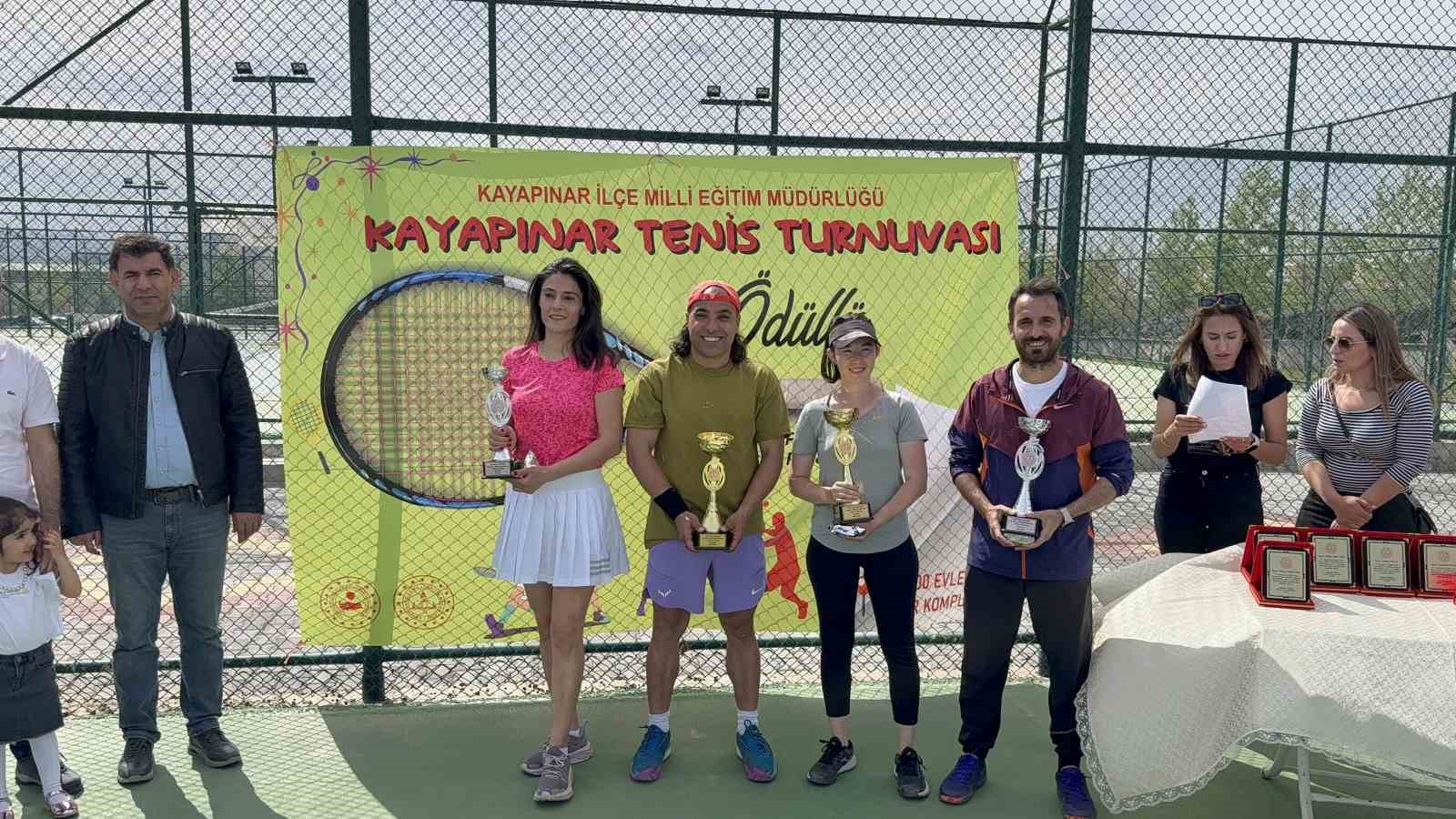 Farklı meslek gruplarından 167 tenisçinin katıldığı turnuva tamamlandı